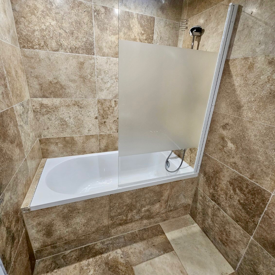 Baignoire salle de bain travertin